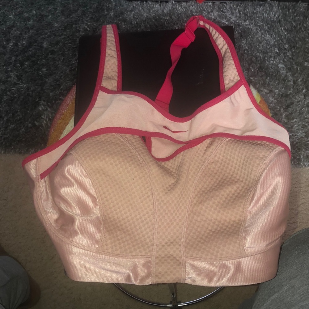 Selling a Nike high support sports bra size large. Great condition!!